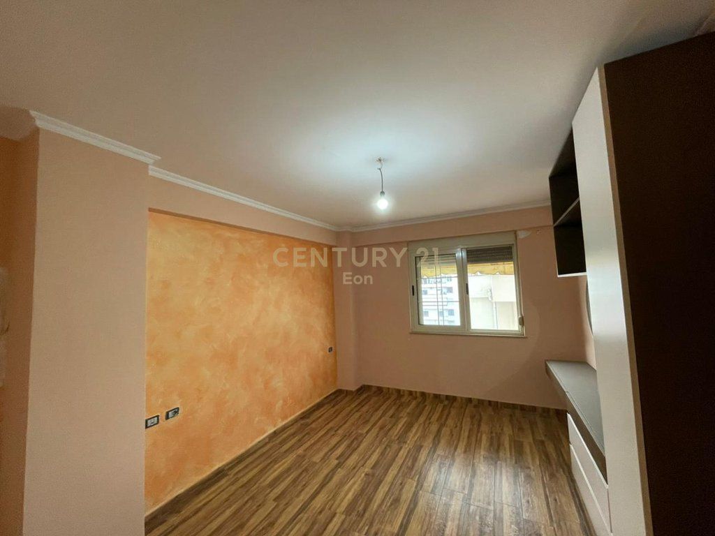 SHITET APARTAMENT 2+1 PRANE KAZAZIT NE DURRES!