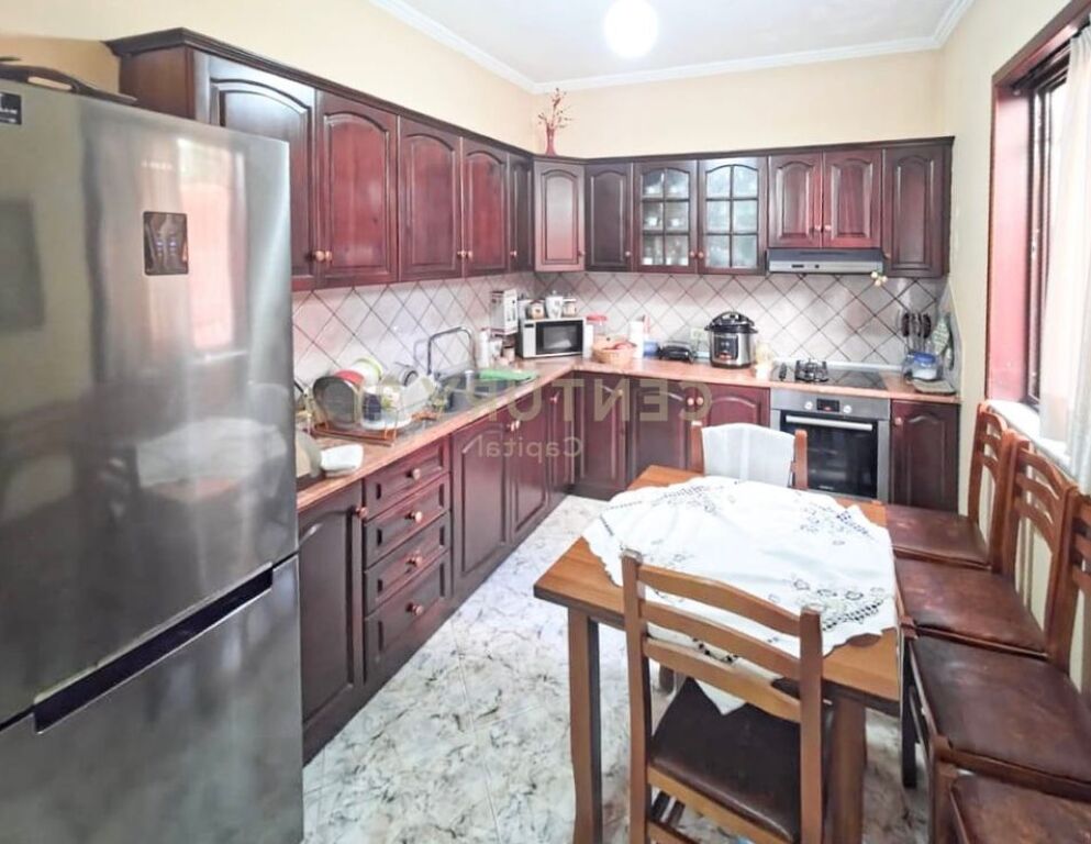 Shesim vilë 3 katëshe me oborr pranë Hipotekës