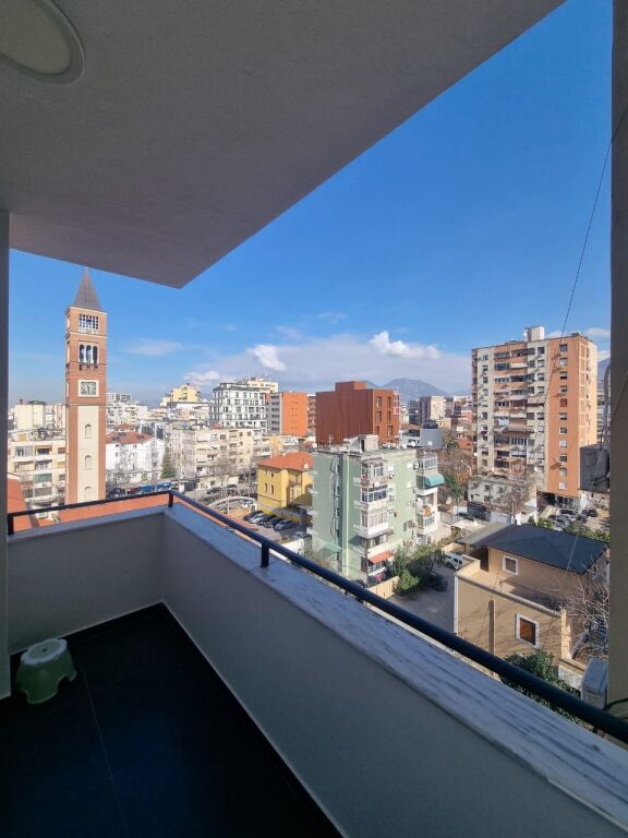 APARTAMENT LUKZOZ PER SHITJE1+1 PRANE QENDRES !