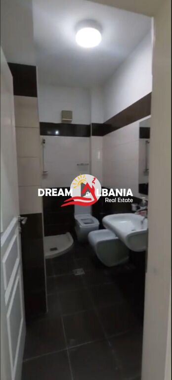 Jepet ambjent me qera ne zonen e 5 MAJ, Tirane (ID 42611406 )