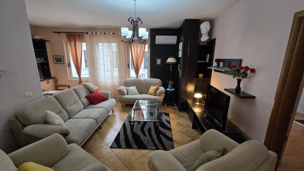 Jepet me qera apartament 2+1+2 tek Kodra e Diellit prane Eleonores