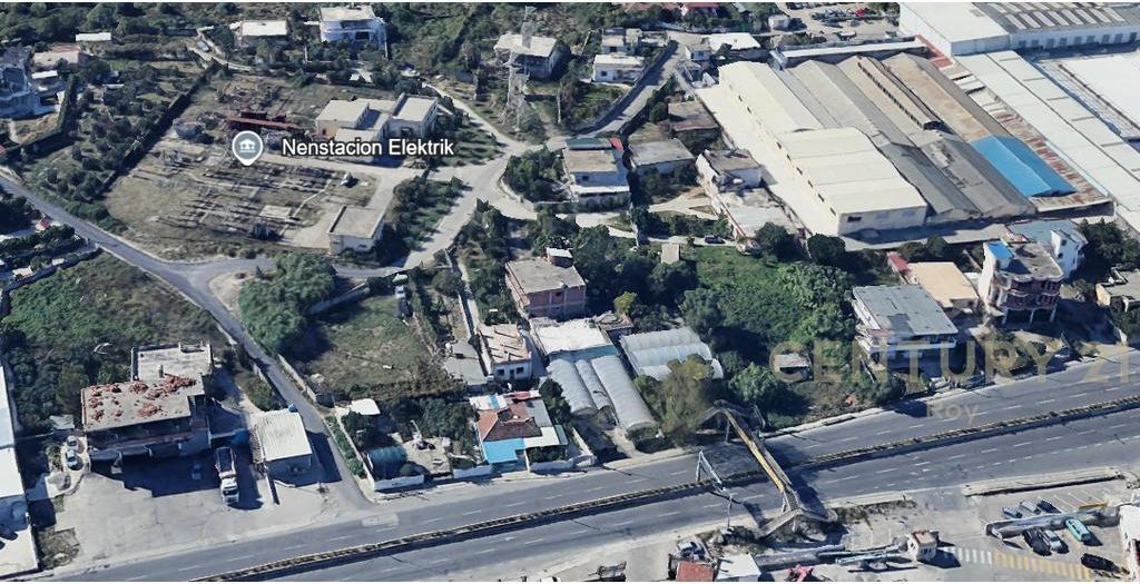 TRUALL + DY NDËRTESA NË SHKOZET, PRANË RRUGËS KRYESORE!