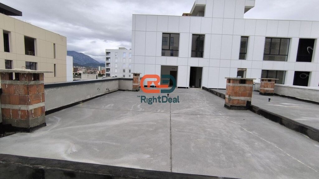 Tek Bulevardi I Ri ,Shitet Apartament 1+1 Me Verande Ne Faze Perfundimtare !!