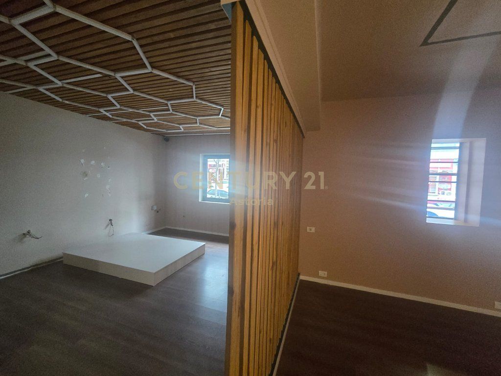 Ambient Premium per Biznes – Komuna e Parisit.