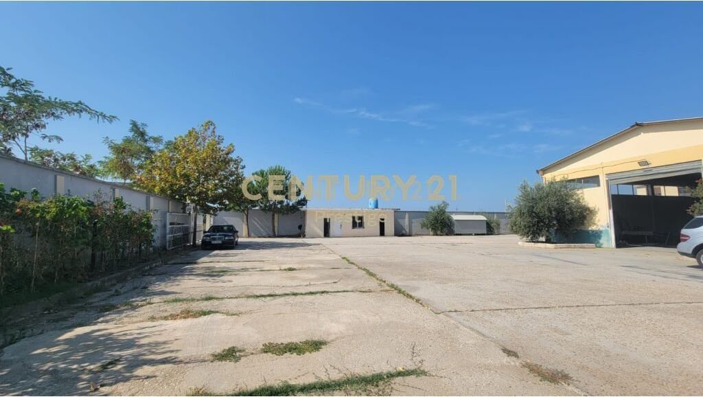 OKAZION!!!! GODINE KOMERCIALE DHE TOKE NE SHITJE, E VENDOSUR NE VLORE!