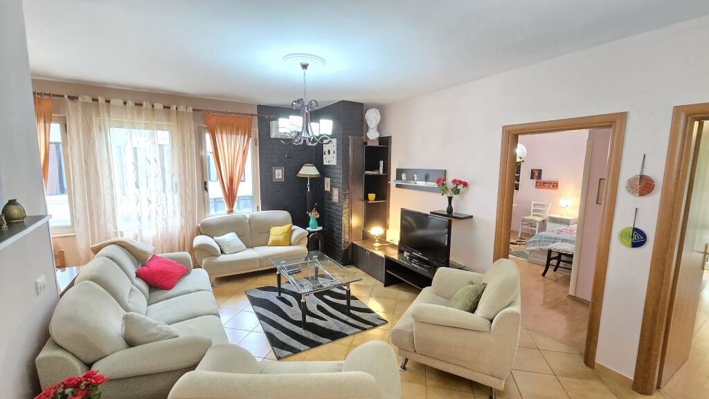 Jepet me qera apartament 2+1+2 tek Kodra e Diellit prane Eleonores