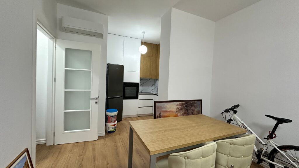 Appartamento 1+1 in affitto a Komuna e Parisit