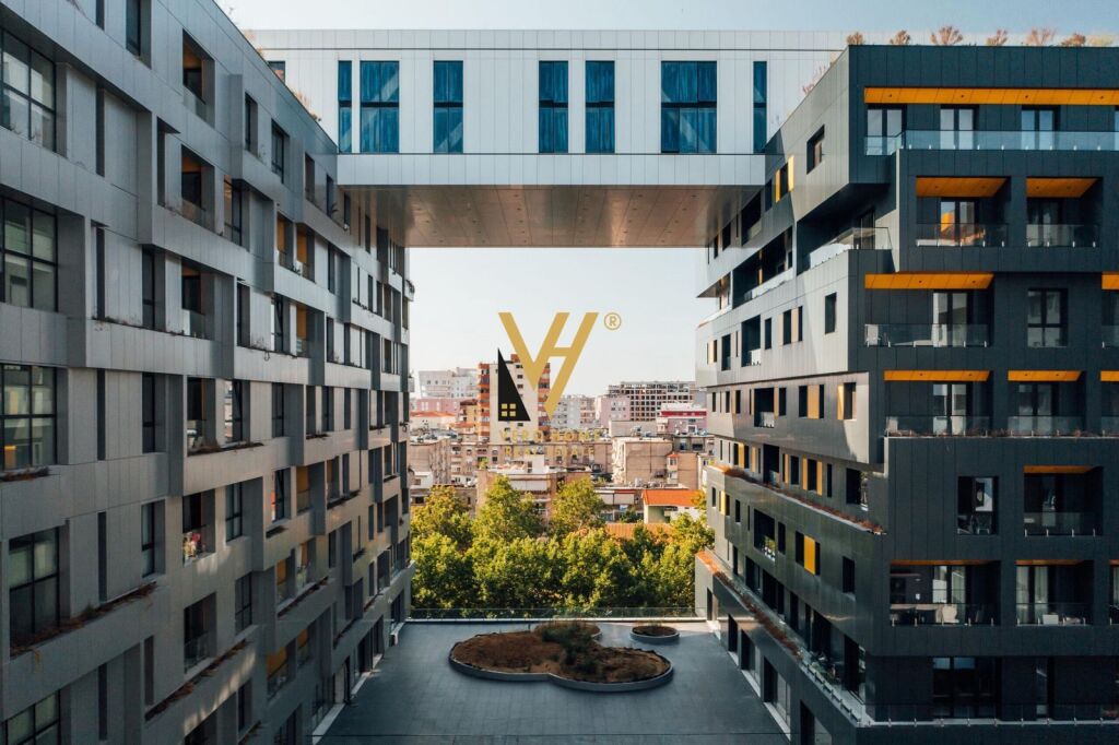 IN VENDITA AMBIENTE 420 M2 A SQUARE 21, VIA KAVAJES 1.100.000 EURO