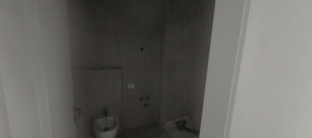 Apartament për Shitje 3+1+2 – Pazari i Ri  📍 Vendndodhje shumë e kërkuar, pranë qendrës së Tiranës  ▪️ Tipologjia: 3+1+2 ▪️ Kati: 2 ▪️ Orientimi: Jug–Perëndim (ndriçim natyral gjatë gjithë ditës) ▪️ Pallat i sapo përfunduar, gati për banim ▪️ Sipërfaqe totale: 135.5 m² ▪️ Siperfaqe neto  116.95 m² 💰 Çmimi: 2,500 € / m²