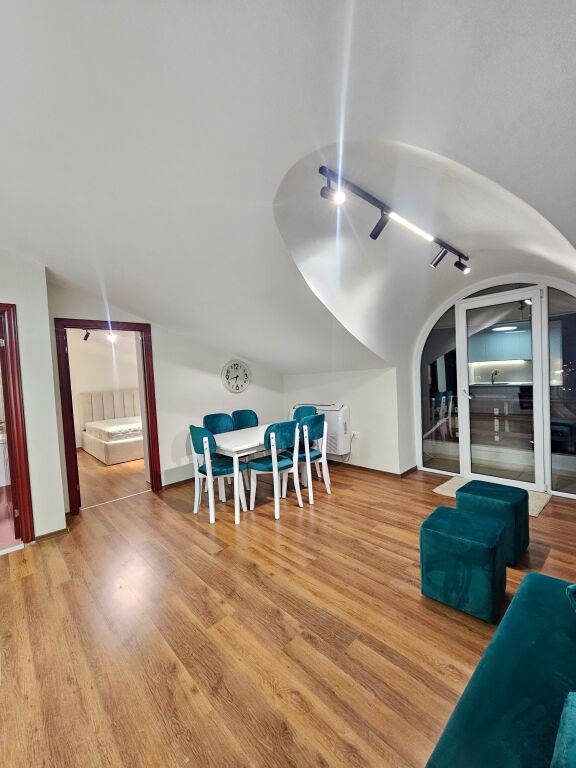 Hera e parë që jepet m e Qera Apt 1+1 (+ Bllkn) 100% i Ri 5 min larg Tegut ,me pamje pamje fantastike nga liqeni Farkës .📍 ( Rezidenca Doros)* Pallat i Ri | *50,000 leke / Muaj* 🔥 Çdo gje e re