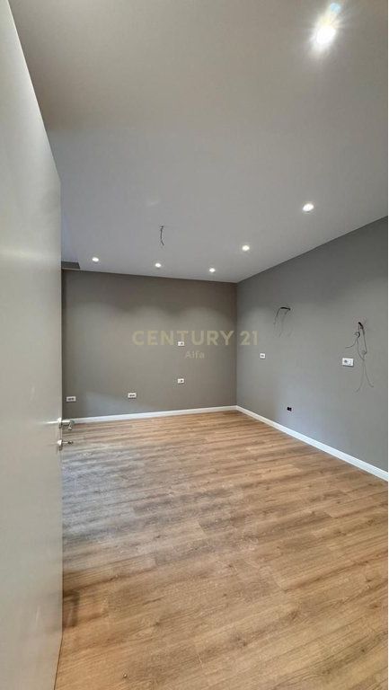 Jepet me qira apartament 1+1+ 1 post parkimi ne Kompleksin Xheluks, Rruga e Elbasanit!