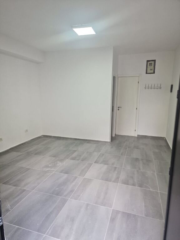 🏢Fortuzi Street, near Donika Center, business premises for rent, empty. 35,000 Leke (Net)
