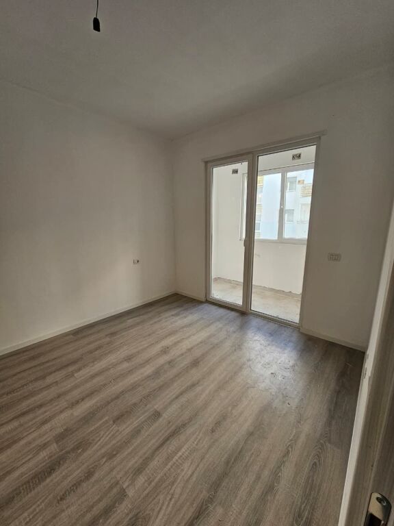 🏢 Shitet Apartament 1+1 – Kompleksi E-88