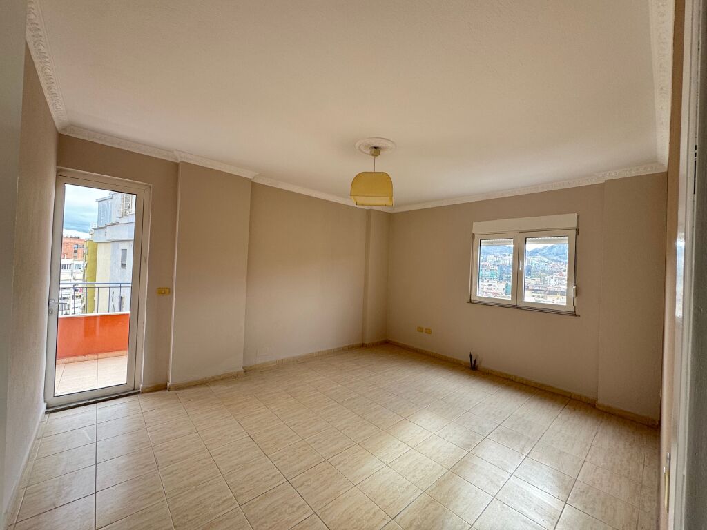 Appartamento 2+1 presso Komuna e Parisit