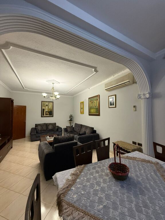 Eskluzive, Kati i 2-të i një vile me qira – mbrapa Spitalit Ushtarak