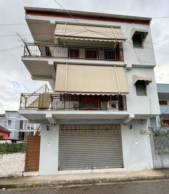 Shitet Godine 3-kateshe,Ish Fusha e Aviacionit.