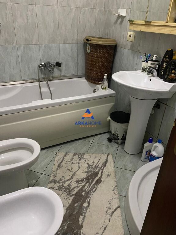 SHITET APARTAMENT 2+1" PËRBALLË RESTORANT FRESKUT " 17000000 LEKE