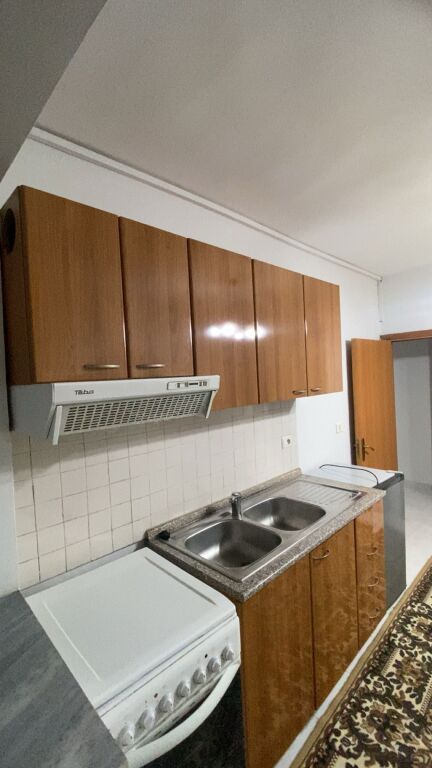 Affittasi appartamento 1+1 in Via Vaso Pasha vicino alla Guardia, al Lago e al Blloku,