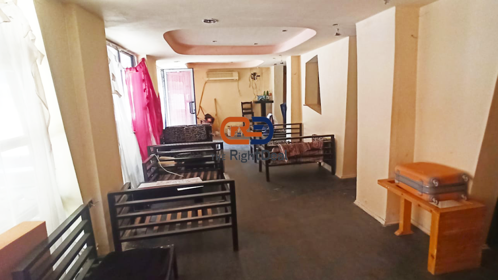 Tek Qytet Studenti, Shitet Ambient Komercial Buze Rruge