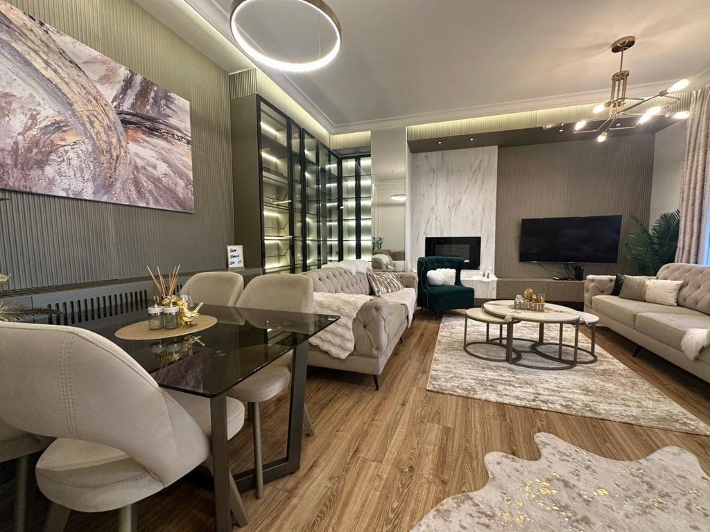 Affittiamo un appartamento 2+1+2 con posto auto nella prestigiosa residenza Park Gate Residence.