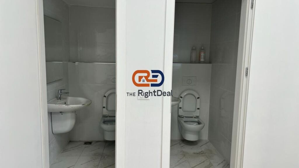 Ad Astir, Vendesi Unità Commerciale Con Super Posizione !!!