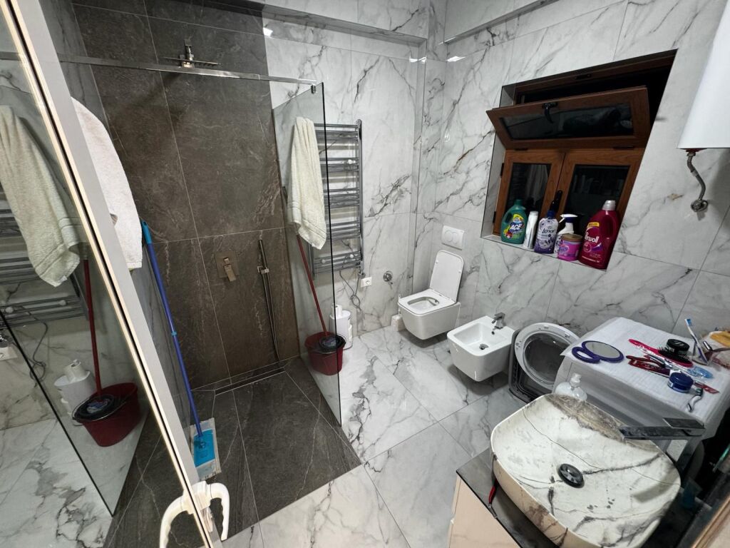 🏠Nella zona di Sauk, vicino al Club Cinco Cavalli, si affitta il terzo piano di una villa, 2+1, arredato 63.000 Lek