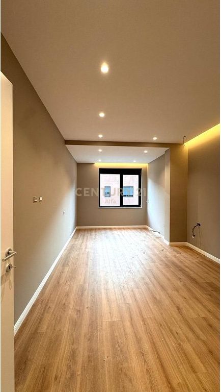 Jepet me qira apartament 1+1+ 1 post parkimi ne Kompleksin Xheluks, Rruga e Elbasanit!