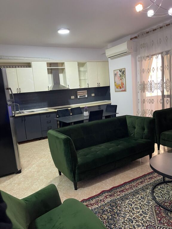 Jepet me qera apartament 2+1+2 në zonën e Komunës së Parisit.