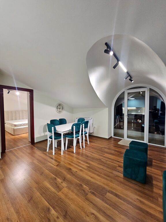 Hera e parë që jepet m e Qera Apt 1+1 (+ Bllkn) 100% i Ri 5 min larg Tegut ,me pamje pamje fantastike nga liqeni Farkës .📍 ( Rezidenca Doros)* Pallat i Ri | *50,000 leke / Muaj* 🔥 Çdo gje e re