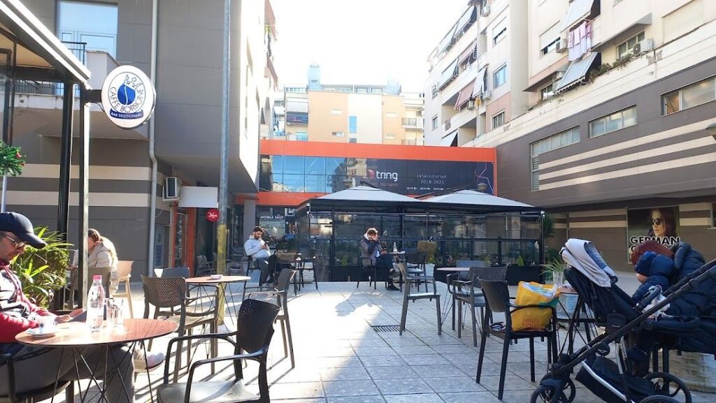 Zyre per qira perballe Kristal Center!