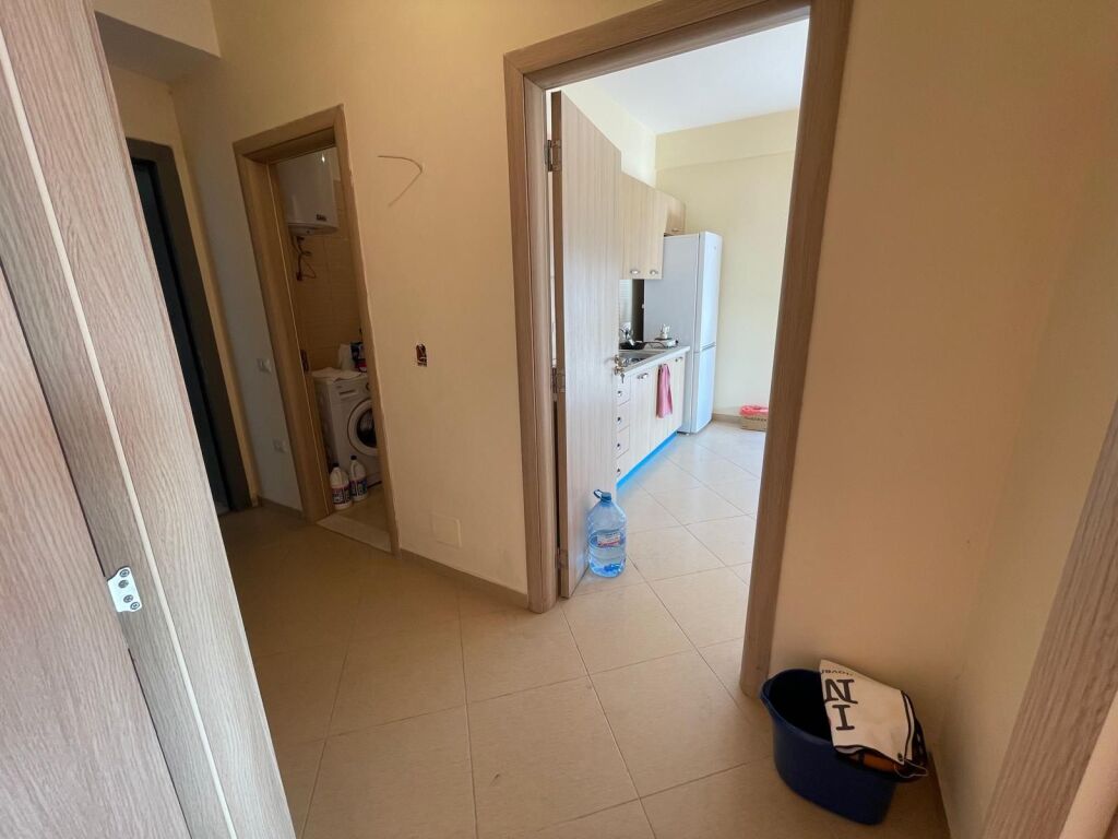 Jepet me Qira Apartament 1+1 me Verandë – përballë American 3 !