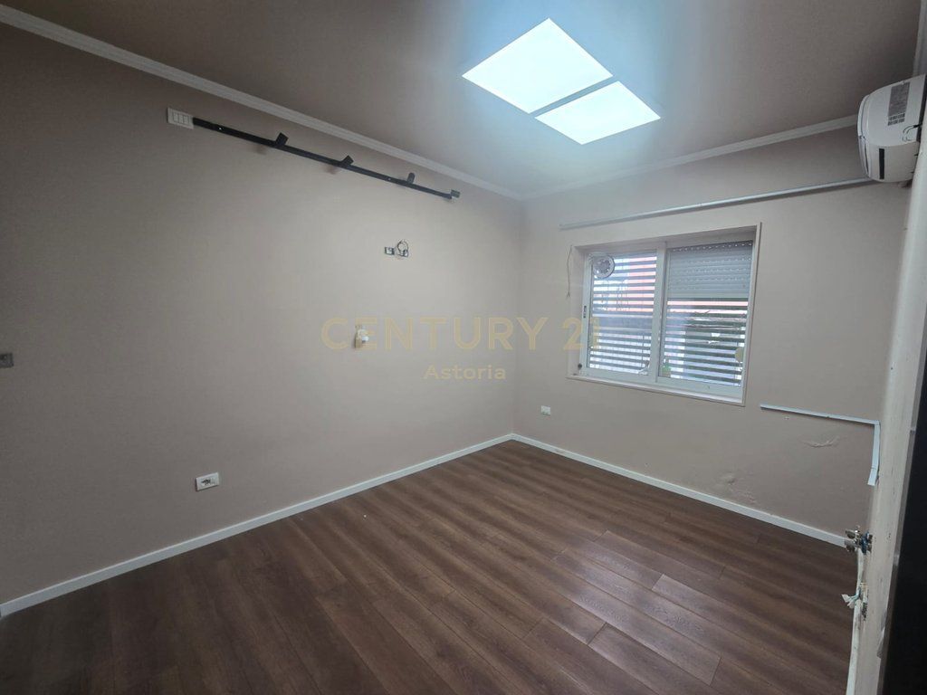 Ambient Premium per Biznes – Komuna e Parisit.