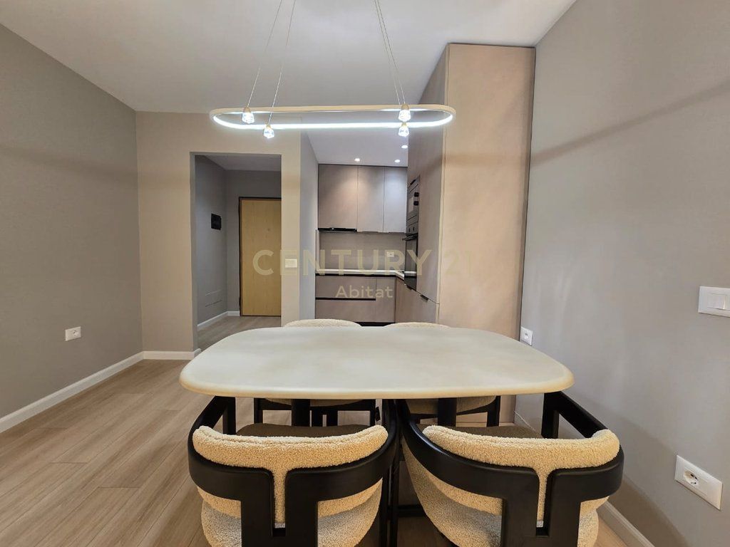 Shitet Apartament 2+1 me Verandë – Ish Ekspozita !