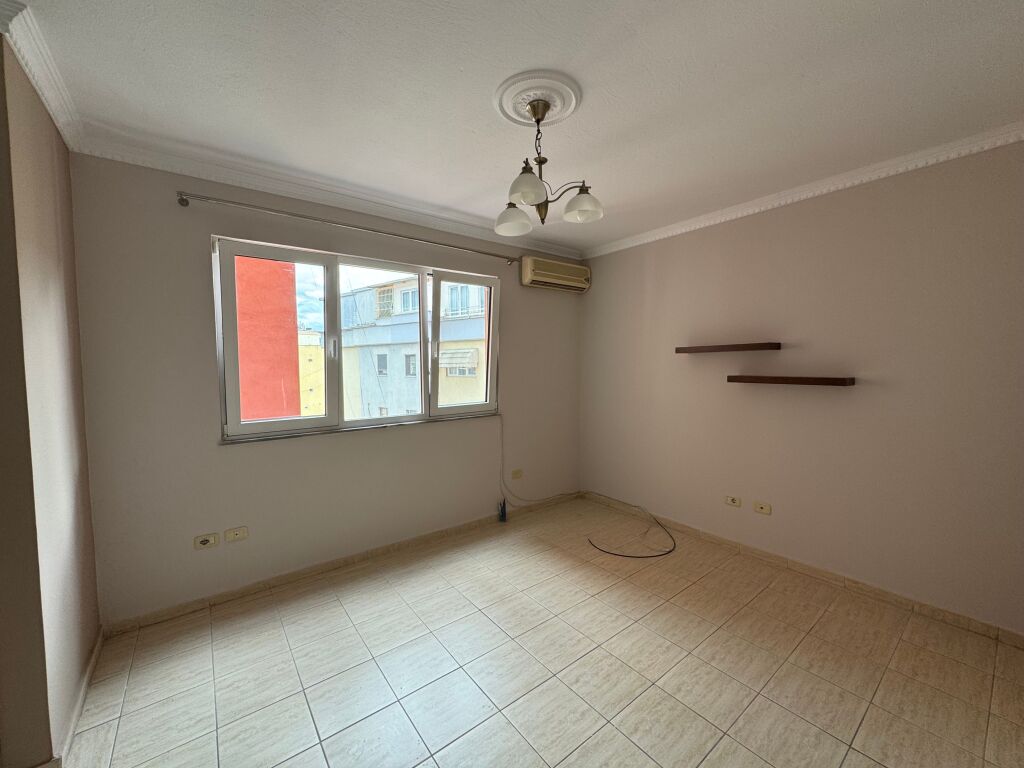 Appartamento 2+1 presso Komuna e Parisit