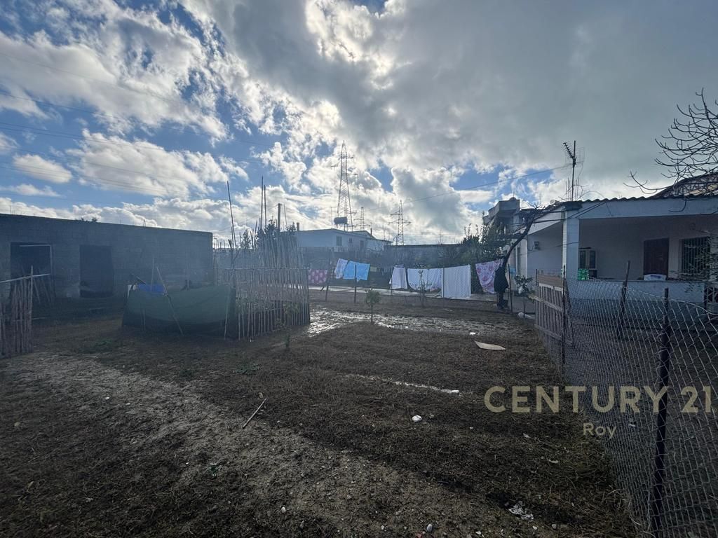 TRUALL + DY NDËRTESA NË SHKOZET, PRANË RRUGËS KRYESORE!