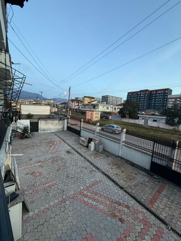 Eskluzive, Kati i 2-të i një vile me qira – mbrapa Spitalit Ushtarak