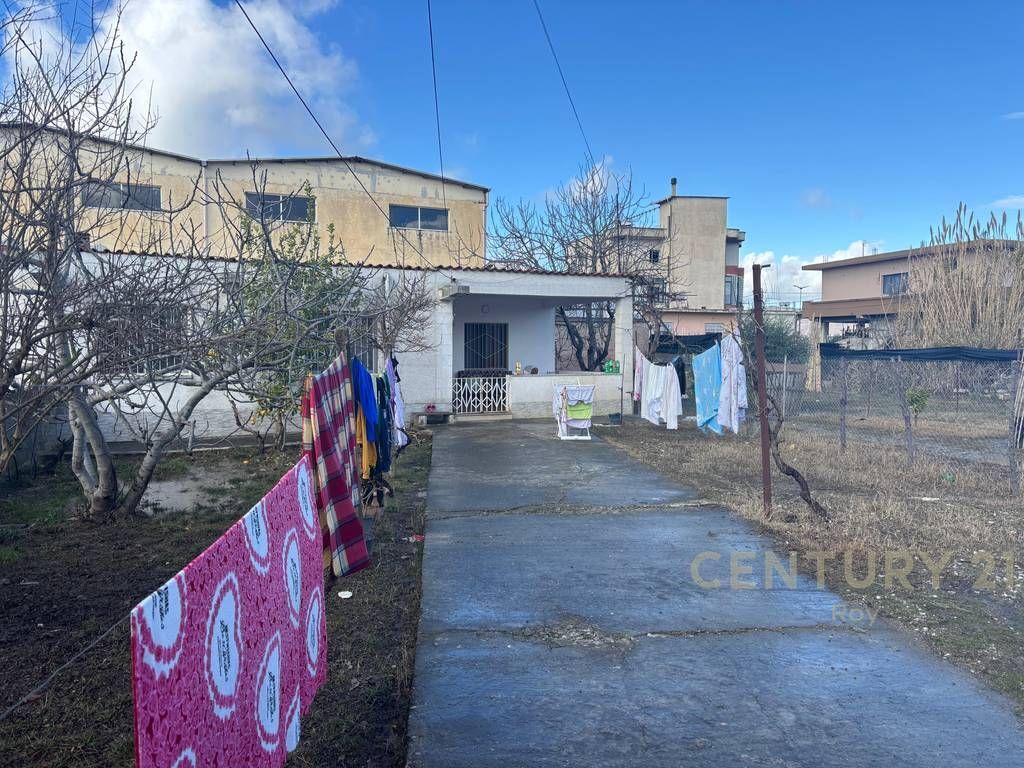 TRUALL + DY NDËRTESA NË SHKOZET, PRANË RRUGËS KRYESORE!