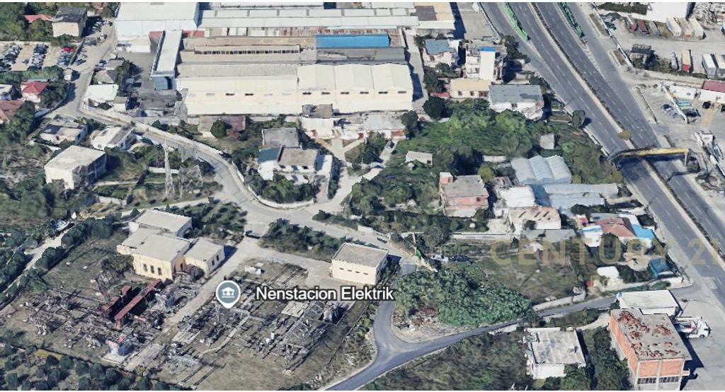 TRUALL + DY NDËRTESA NË SHKOZET, PRANË RRUGËS KRYESORE!