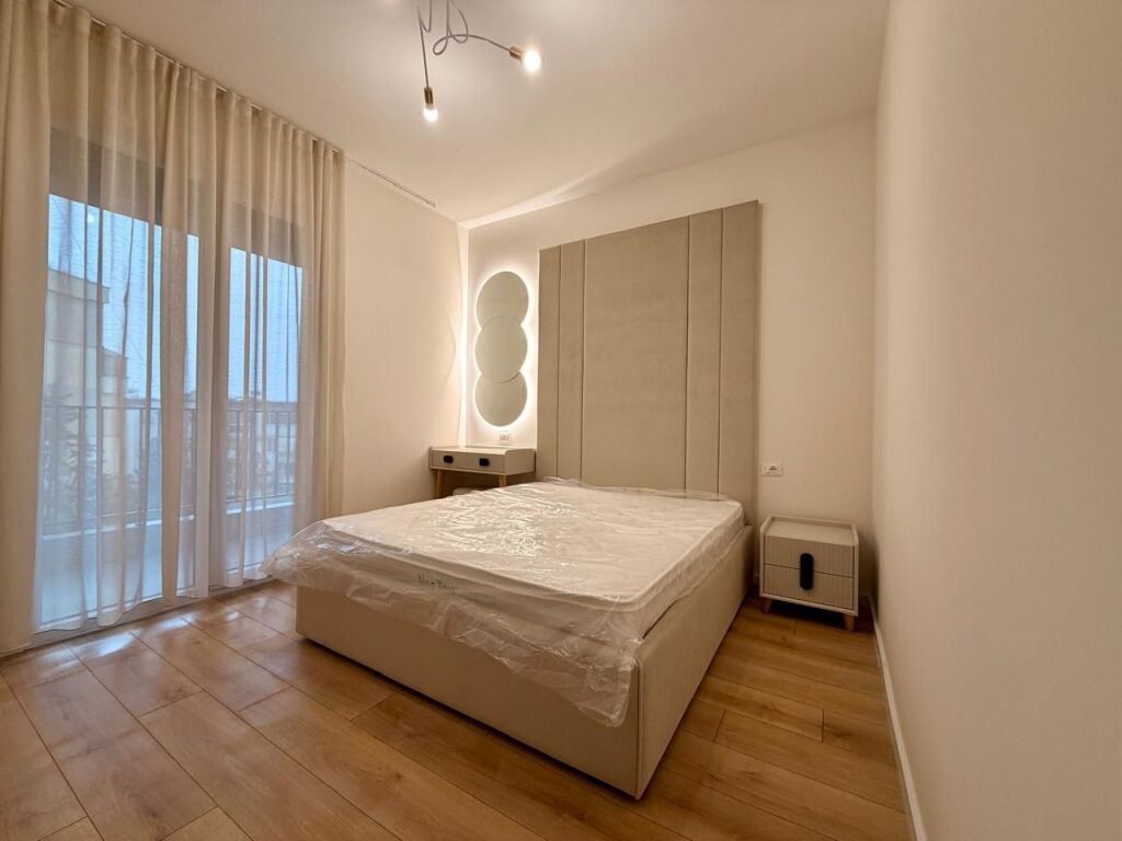 Apartament 1+1 per qira tek Komuna e Parisit.