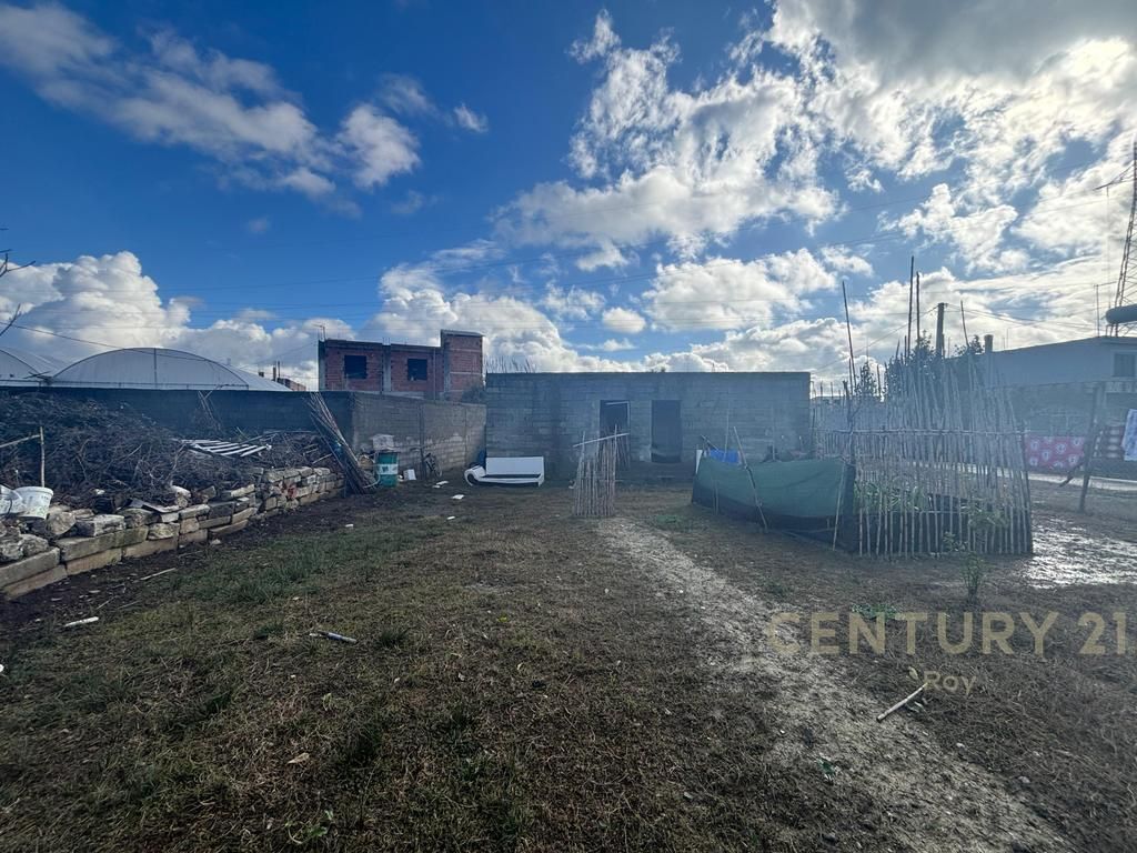 TRUALL + DY NDËRTESA NË SHKOZET, PRANË RRUGËS KRYESORE!