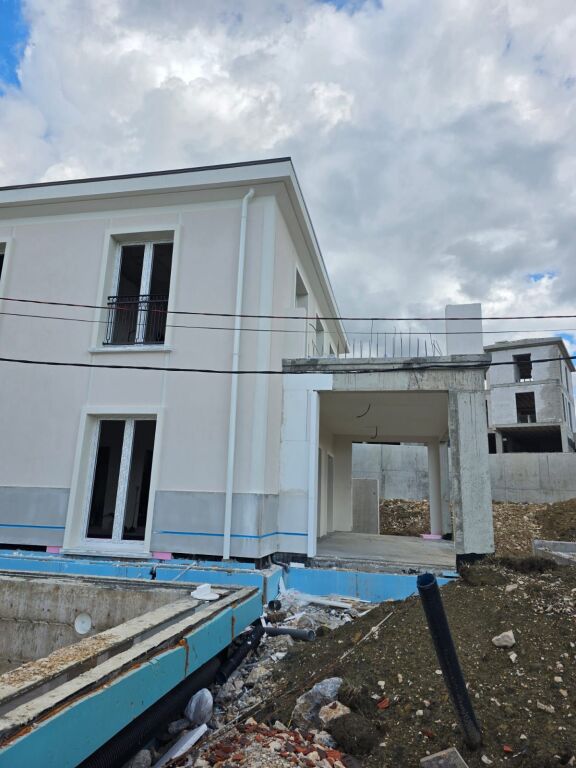 🔑 2-Storey Villa with pool for sale at Rolling Hills Lake, near Farkë Lake