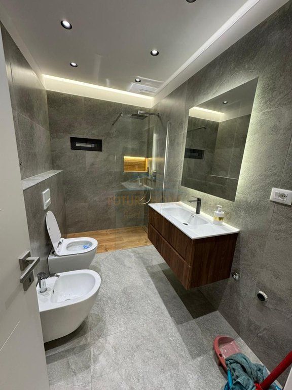 Shitet, Apartament 2+1, Zogu i Zi