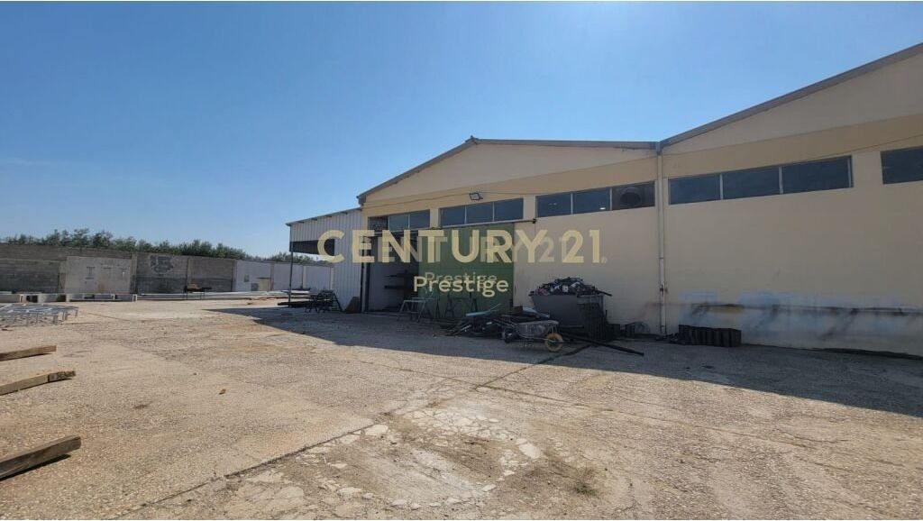 OKAZION!!!! GODINE KOMERCIALE DHE TOKE NE SHITJE, E VENDOSUR NE VLORE!