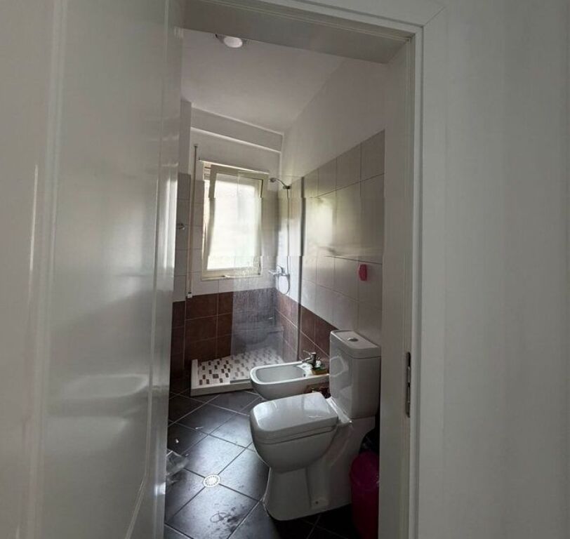 OKAZION SHITET APARTAMENTI 1+1 PRANE KOMPLEKS FRATARI , KOPSHTI BOTANIK!