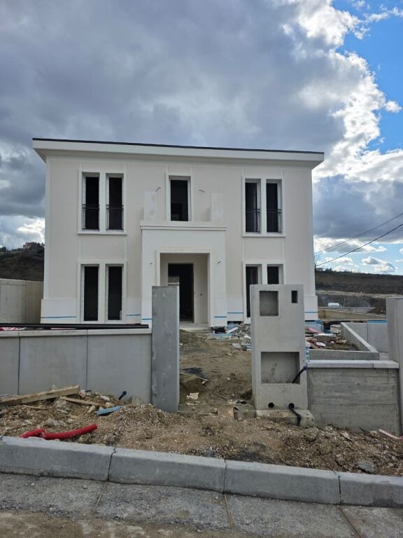 🔑 2-Storey Villa with pool for sale at Rolling Hills Lake, near Farkë Lake