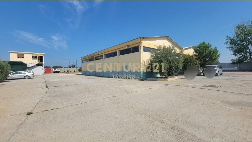 OKAZION!!!! GODINE KOMERCIALE DHE TOKE NE SHITJE, E VENDOSUR NE VLORE!