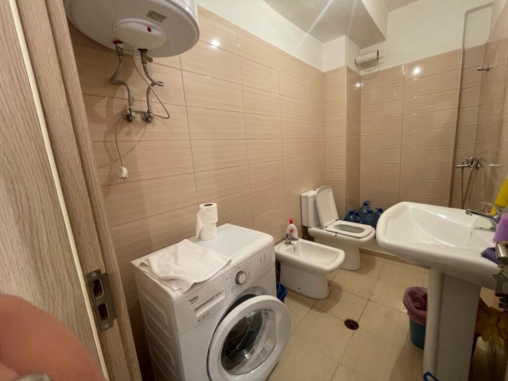 Jepet me Qira Apartament 1+1 me Verandë – përballë American 3 !