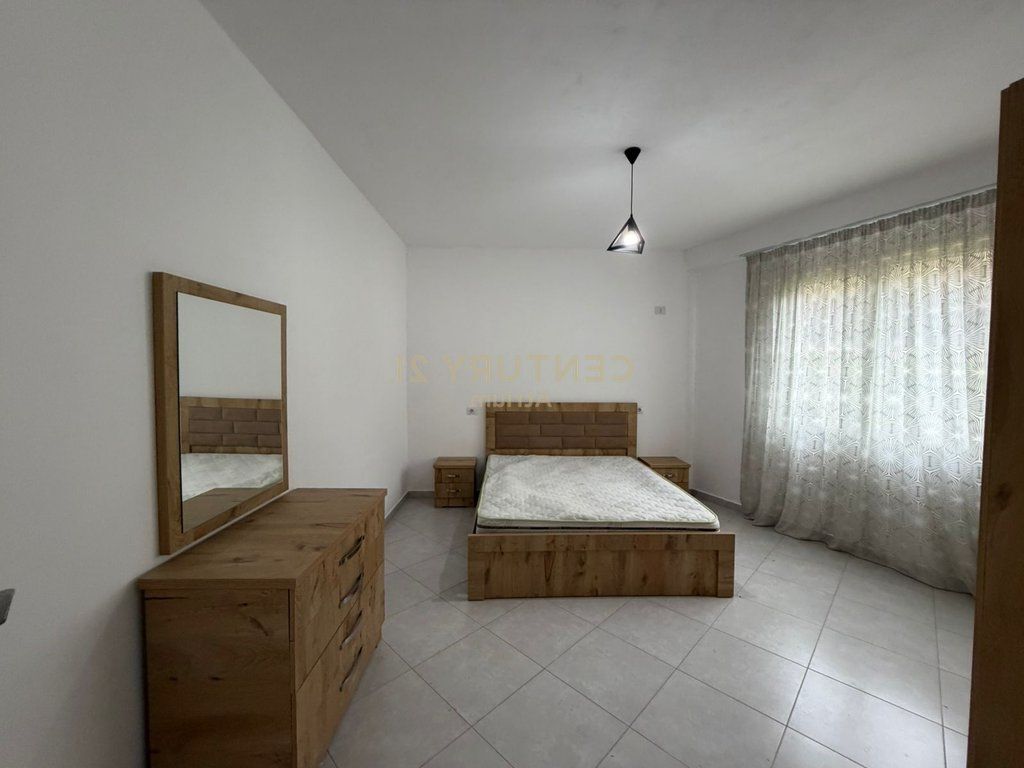 OKAZION SHITET APARTAMENTI 1+1 PRANE KOMPLEKS FRATARI , KOPSHTI BOTANIK!