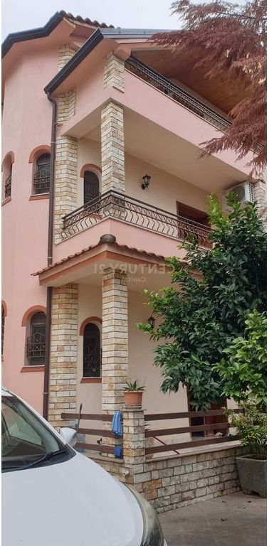 Shesim vilë 3 katëshe me oborr pranë Hipotekës