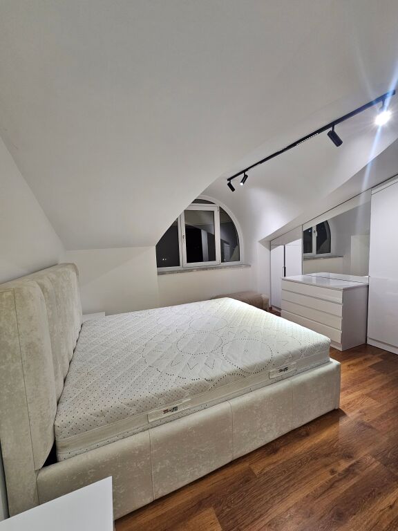 Hera e parë që jepet m e Qera Apt 1+1 (+ Bllkn) 100% i Ri 5 min larg Tegut ,me pamje pamje fantastike nga liqeni Farkës .📍 ( Rezidenca Doros)* Pallat i Ri | *50,000 leke / Muaj* 🔥 Çdo gje e re